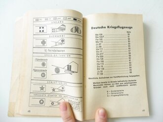 Konvolut Dienstvorschriften. Augenscheinlich alles in gutem Zustand, allerdings nicht auf Vollständigkeit überprüft.