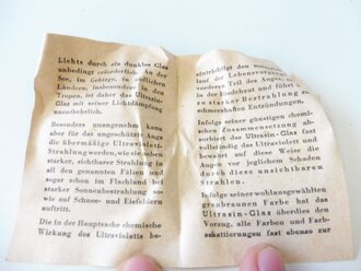 Allgemeine Schutzbrille Wehrmacht in Kunstlederhülle, Sehr guter Zustand, mit dunklen Ultrasin Gläsern, dazu der Begleitzettel von 1942