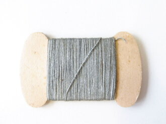 Feldgrauer Nähgarn auf Pappe 4 x 6 cm, 1 Stück...