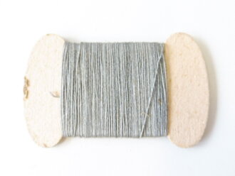 Feldgrauer Nähgarn auf Pappe 4 x 6 cm, 1 Stück aus altem Bestand