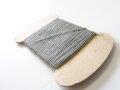 Feldgrauer Nähgarn auf Pappe 4 x 6 cm, 1 Stück aus altem Bestand