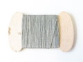Feldgrauer Nähgarn auf Pappe 4 x 6 cm, 1 Stück aus altem Bestand