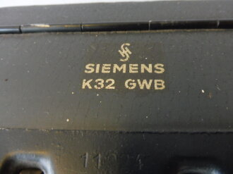 Luftwaffe Empfänger K32 GWB von Siemens. Neu lackiert und technisch restauriert, der Adler ist ausgeschnitten und aufgeklebt, Funktion nicht geprüft