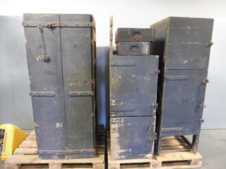 Teile von Einbauschränken für Nachrichtenmaterial in einem Fahrzeug der Wehrmacht. Nur grob gereinigte Stücke im Originallack. Nur an Selbstabholer oder Speditionsversand.