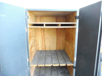 Teile von Einbauschränken für Nachrichtenmaterial in einem Fahrzeug der Wehrmacht. Nur grob gereinigte Stücke im Originallack. Nur an Selbstabholer oder Speditionsversand.