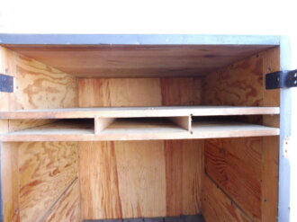 Teile von Einbauschränken für Nachrichtenmaterial in einem Fahrzeug der Wehrmacht. Nur grob gereinigte Stücke im Originallack. Nur an Selbstabholer oder Speditionsversand.