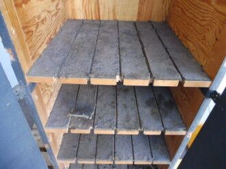 Teile von Einbauschränken für Nachrichtenmaterial in einem Fahrzeug der Wehrmacht. Nur grob gereinigte Stücke im Originallack. Nur an Selbstabholer oder Speditionsversand.