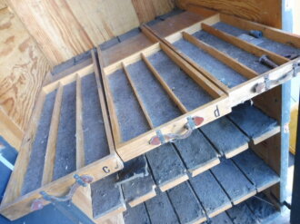 Teile von Einbauschränken für Nachrichtenmaterial in einem Fahrzeug der Wehrmacht. Nur grob gereinigte Stücke im Originallack. Nur an Selbstabholer oder Speditionsversand.