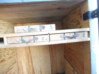 Teile von Einbauschränken für Nachrichtenmaterial in einem Fahrzeug der Wehrmacht. Nur grob gereinigte Stücke im Originallack. Nur an Selbstabholer oder Speditionsversand.