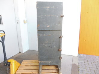 Teile von Einbauschränken für Nachrichtenmaterial in einem Fahrzeug der Wehrmacht. Nur grob gereinigte Stücke im Originallack. Nur an Selbstabholer oder Speditionsversand.