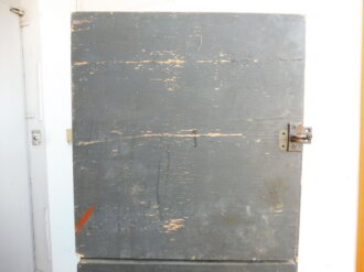 Teile von Einbauschränken für Nachrichtenmaterial in einem Fahrzeug der Wehrmacht. Nur grob gereinigte Stücke im Originallack. Nur an Selbstabholer oder Speditionsversand.