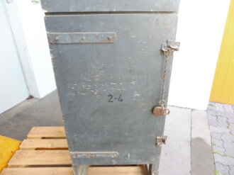 Teile von Einbauschränken für Nachrichtenmaterial in einem Fahrzeug der Wehrmacht. Nur grob gereinigte Stücke im Originallack. Nur an Selbstabholer oder Speditionsversand.