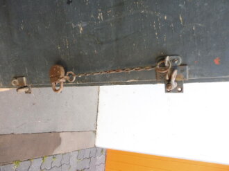 Teile von Einbauschränken für Nachrichtenmaterial in einem Fahrzeug der Wehrmacht. Nur grob gereinigte Stücke im Originallack. Nur an Selbstabholer oder Speditionsversand.