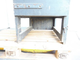 Teile von Einbauschränken für Nachrichtenmaterial in einem Fahrzeug der Wehrmacht. Nur grob gereinigte Stücke im Originallack. Nur an Selbstabholer oder Speditionsversand.