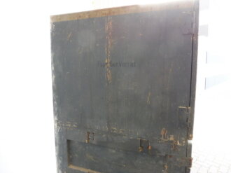 Teile von Einbauschränken für Nachrichtenmaterial in einem Fahrzeug der Wehrmacht. Nur grob gereinigte Stücke im Originallack. Nur an Selbstabholer oder Speditionsversand.