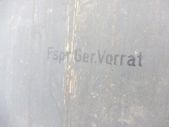 Teile von Einbauschränken für Nachrichtenmaterial in einem Fahrzeug der Wehrmacht. Nur grob gereinigte Stücke im Originallack. Nur an Selbstabholer oder Speditionsversand.