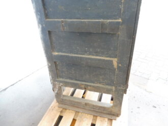 Teile von Einbauschränken für Nachrichtenmaterial in einem Fahrzeug der Wehrmacht. Nur grob gereinigte Stücke im Originallack. Nur an Selbstabholer oder Speditionsversand.