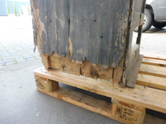 Teile von Einbauschränken für Nachrichtenmaterial in einem Fahrzeug der Wehrmacht. Nur grob gereinigte Stücke im Originallack. Nur an Selbstabholer oder Speditionsversand.