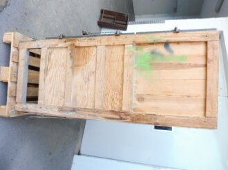 Teile von Einbauschränken für Nachrichtenmaterial in einem Fahrzeug der Wehrmacht. Nur grob gereinigte Stücke im Originallack. Nur an Selbstabholer oder Speditionsversand.