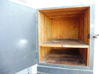 Teile von Einbauschränken für Nachrichtenmaterial in einem Fahrzeug der Wehrmacht. Nur grob gereinigte Stücke im Originallack. Nur an Selbstabholer oder Speditionsversand.