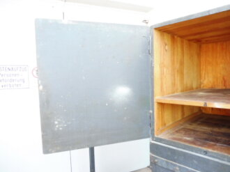 Teile von Einbauschränken für Nachrichtenmaterial in einem Fahrzeug der Wehrmacht. Nur grob gereinigte Stücke im Originallack. Nur an Selbstabholer oder Speditionsversand.