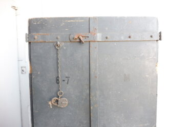Teile von Einbauschränken für Nachrichtenmaterial in einem Fahrzeug der Wehrmacht. Nur grob gereinigte Stücke im Originallack. Nur an Selbstabholer oder Speditionsversand.