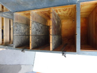 Teile von Einbauschränken für Nachrichtenmaterial in einem Fahrzeug der Wehrmacht. Nur grob gereinigte Stücke im Originallack. Nur an Selbstabholer oder Speditionsversand.