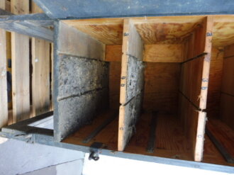 Teile von Einbauschränken für Nachrichtenmaterial in einem Fahrzeug der Wehrmacht. Nur grob gereinigte Stücke im Originallack. Nur an Selbstabholer oder Speditionsversand.