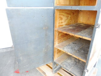 Teile von Einbauschränken für Nachrichtenmaterial in einem Fahrzeug der Wehrmacht. Nur grob gereinigte Stücke im Originallack. Nur an Selbstabholer oder Speditionsversand.