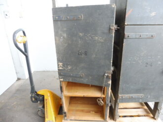 Teile von Einbauschränken für Nachrichtenmaterial in einem Fahrzeug der Wehrmacht. Nur grob gereinigte Stücke im Originallack. Nur an Selbstabholer oder Speditionsversand.