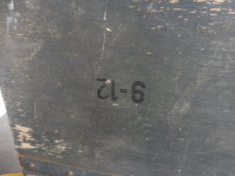 Teile von Einbauschränken für Nachrichtenmaterial in einem Fahrzeug der Wehrmacht. Nur grob gereinigte Stücke im Originallack. Nur an Selbstabholer oder Speditionsversand.