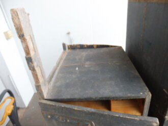 Teile von Einbauschränken für Nachrichtenmaterial in einem Fahrzeug der Wehrmacht. Nur grob gereinigte Stücke im Originallack. Nur an Selbstabholer oder Speditionsversand.