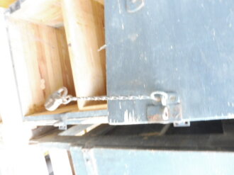 Teile von Einbauschränken für Nachrichtenmaterial in einem Fahrzeug der Wehrmacht. Nur grob gereinigte Stücke im Originallack. Nur an Selbstabholer oder Speditionsversand.