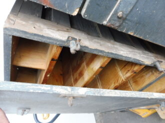 Teile von Einbauschränken für Nachrichtenmaterial in einem Fahrzeug der Wehrmacht. Nur grob gereinigte Stücke im Originallack. Nur an Selbstabholer oder Speditionsversand.