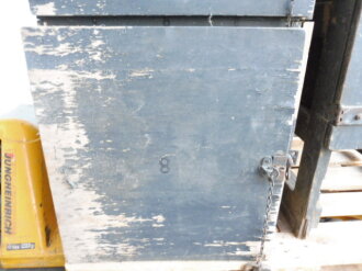 Teile von Einbauschränken für Nachrichtenmaterial in einem Fahrzeug der Wehrmacht. Nur grob gereinigte Stücke im Originallack. Nur an Selbstabholer oder Speditionsversand.