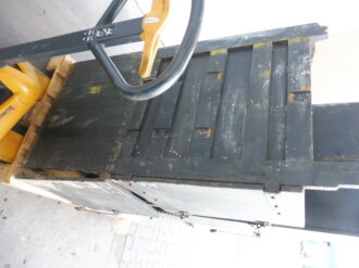 Teile von Einbauschränken für Nachrichtenmaterial in einem Fahrzeug der Wehrmacht. Nur grob gereinigte Stücke im Originallack. Nur an Selbstabholer oder Speditionsversand.