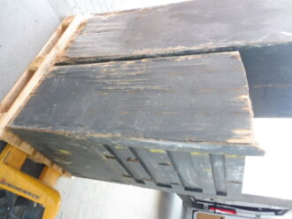 Teile von Einbauschränken für Nachrichtenmaterial in einem Fahrzeug der Wehrmacht. Nur grob gereinigte Stücke im Originallack. Nur an Selbstabholer oder Speditionsversand.