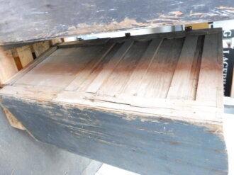 Teile von Einbauschränken für Nachrichtenmaterial in einem Fahrzeug der Wehrmacht. Nur grob gereinigte Stücke im Originallack. Nur an Selbstabholer oder Speditionsversand.