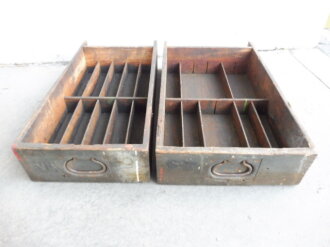 Teile von Einbauschränken für Nachrichtenmaterial in einem Fahrzeug der Wehrmacht. Nur grob gereinigte Stücke im Originallack. Nur an Selbstabholer oder Speditionsversand.