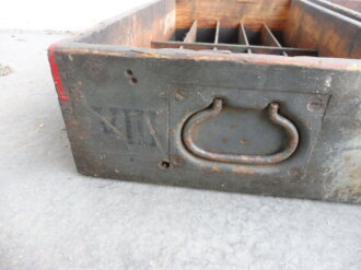 Teile von Einbauschränken für Nachrichtenmaterial in einem Fahrzeug der Wehrmacht. Nur grob gereinigte Stücke im Originallack. Nur an Selbstabholer oder Speditionsversand.