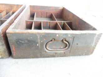 Teile von Einbauschränken für Nachrichtenmaterial in einem Fahrzeug der Wehrmacht. Nur grob gereinigte Stücke im Originallack. Nur an Selbstabholer oder Speditionsversand.