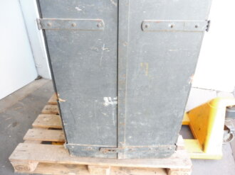 Teile von Einbauschränken für Nachrichtenmaterial in einem Fahrzeug der Wehrmacht. Nur grob gereinigte Stücke im Originallack. Nur an Selbstabholer oder Speditionsversand.