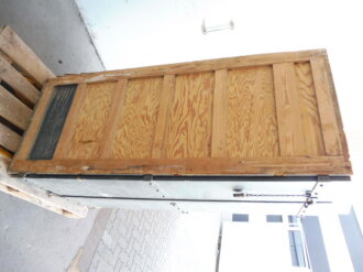 Teile von Einbauschränken für Nachrichtenmaterial in einem Fahrzeug der Wehrmacht. Nur grob gereinigte Stücke im Originallack. Nur an Selbstabholer oder Speditionsversand.