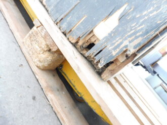 Teile von Einbauschränken für Nachrichtenmaterial in einem Fahrzeug der Wehrmacht. Nur grob gereinigte Stücke im Originallack. Nur an Selbstabholer oder Speditionsversand.