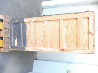 Teile von Einbauschränken für Nachrichtenmaterial in einem Fahrzeug der Wehrmacht. Nur grob gereinigte Stücke im Originallack. Nur an Selbstabholer oder Speditionsversand.