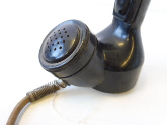 Handapparat Hap2, Hörer für Funkgeräte für vorderste Linie, kann benutzt werden ohne den Stahlhelm abzusetzen.