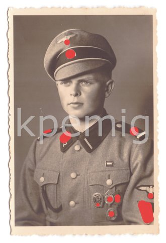 Foto eines Angehörigen der 2.SS Standarte Deutschland, Schirmmütze mit feldgrauem Stoffschirm. 6 x 9cm