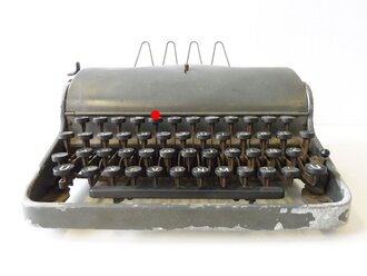 Dienst Schreibmaschine Olympia mit Runentaste auf der 5....