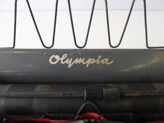 Dienst Schreibmaschine Olympia mit Runentaste auf der 5. Originallack, schwerfällige beweglichkeit da ungereinigt.