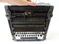 Dienst Schreibmaschine Olympia mit Runentaste auf der 5. Originallack, schwerfällige beweglichkeit da ungereinigt.
